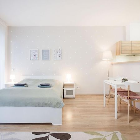 The Chic Crib With Balcony Apartment บูดาเปสต์ ภายนอก รูปภาพ