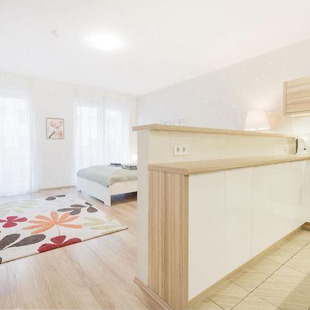The Chic Crib With Balcony Apartment บูดาเปสต์ ภายนอก รูปภาพ