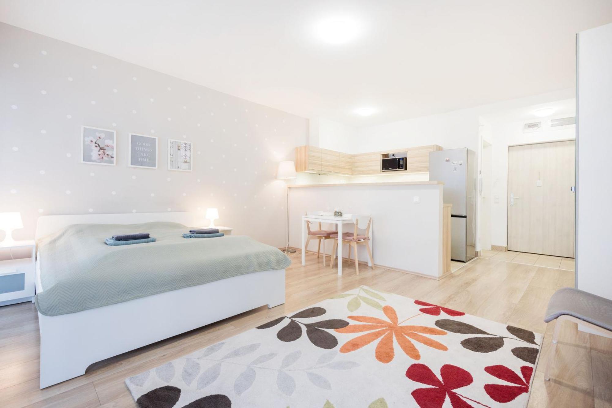 The Chic Crib With Balcony Apartment บูดาเปสต์ ภายนอก รูปภาพ