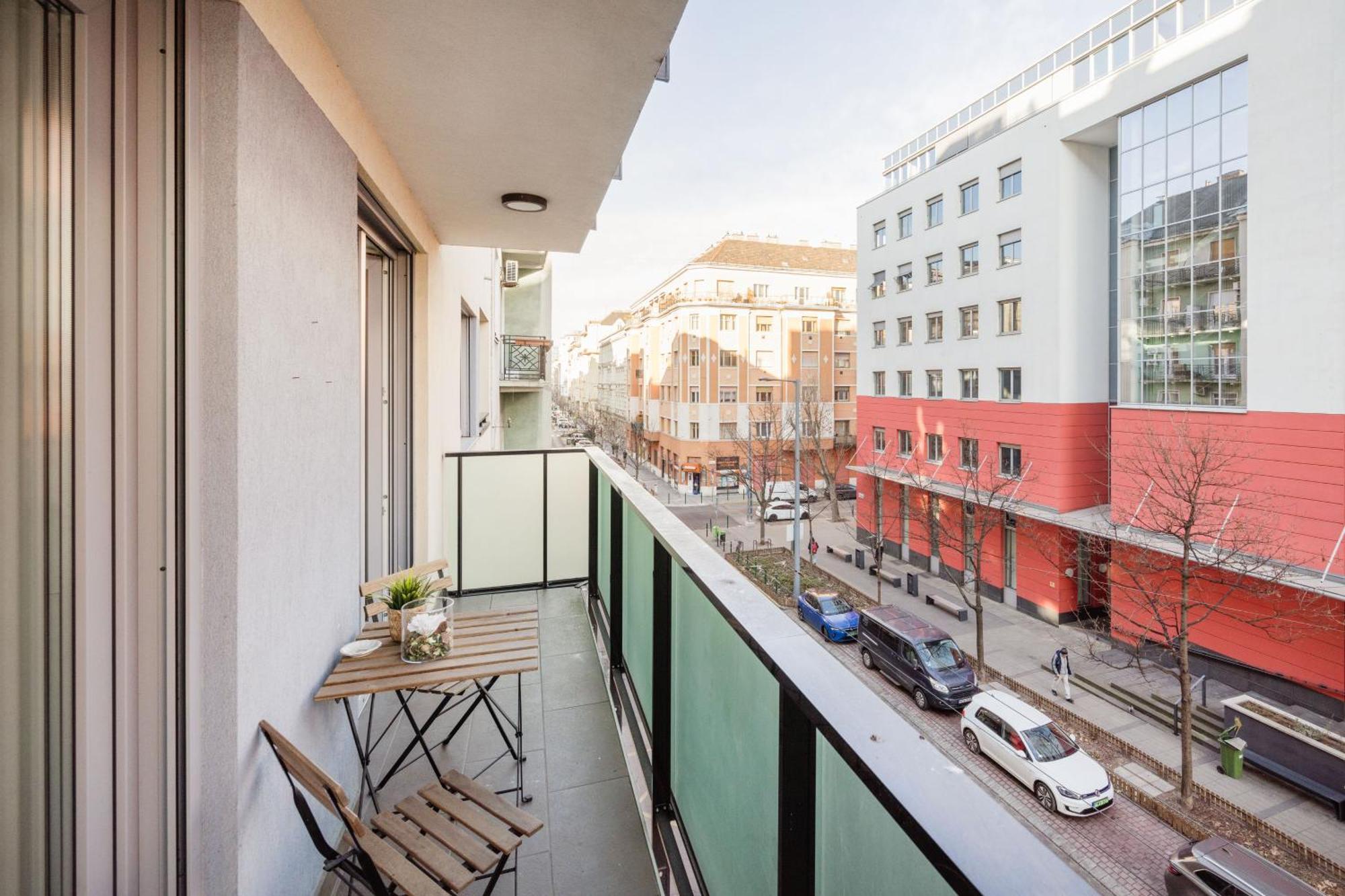 The Chic Crib With Balcony Apartment บูดาเปสต์ ภายนอก รูปภาพ